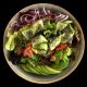 Зелёный салат с сезонными овощами и томатами